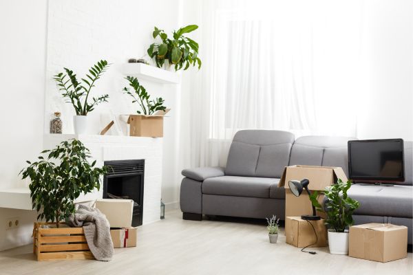 Umzugskartons in einem Wohnzimmer Umzugskartons in einem Wohnzimmer